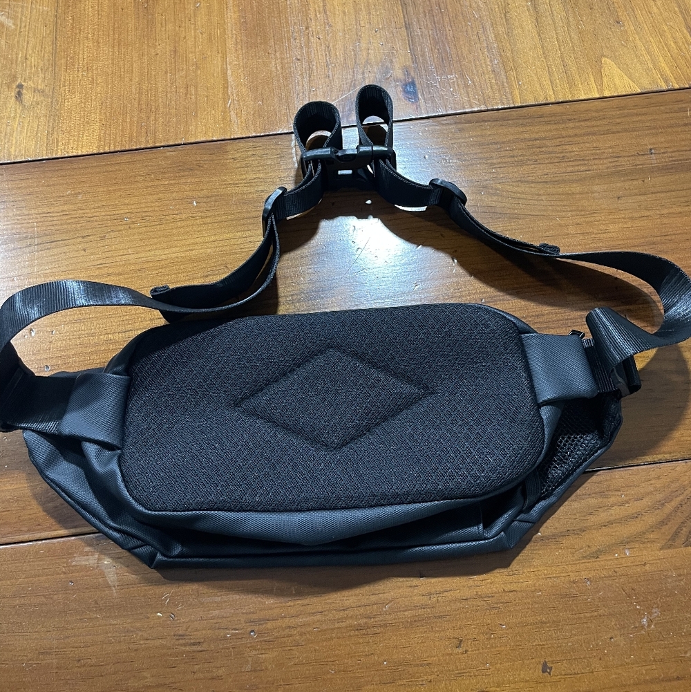 NWT BYLT Unisex Black Water Resistant Adjustable Strap Sling Crossbody Belt Bag - Picture 5 of 7